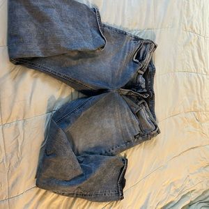 Super nice quality & little wear jeans ! Cat & smoke free home.